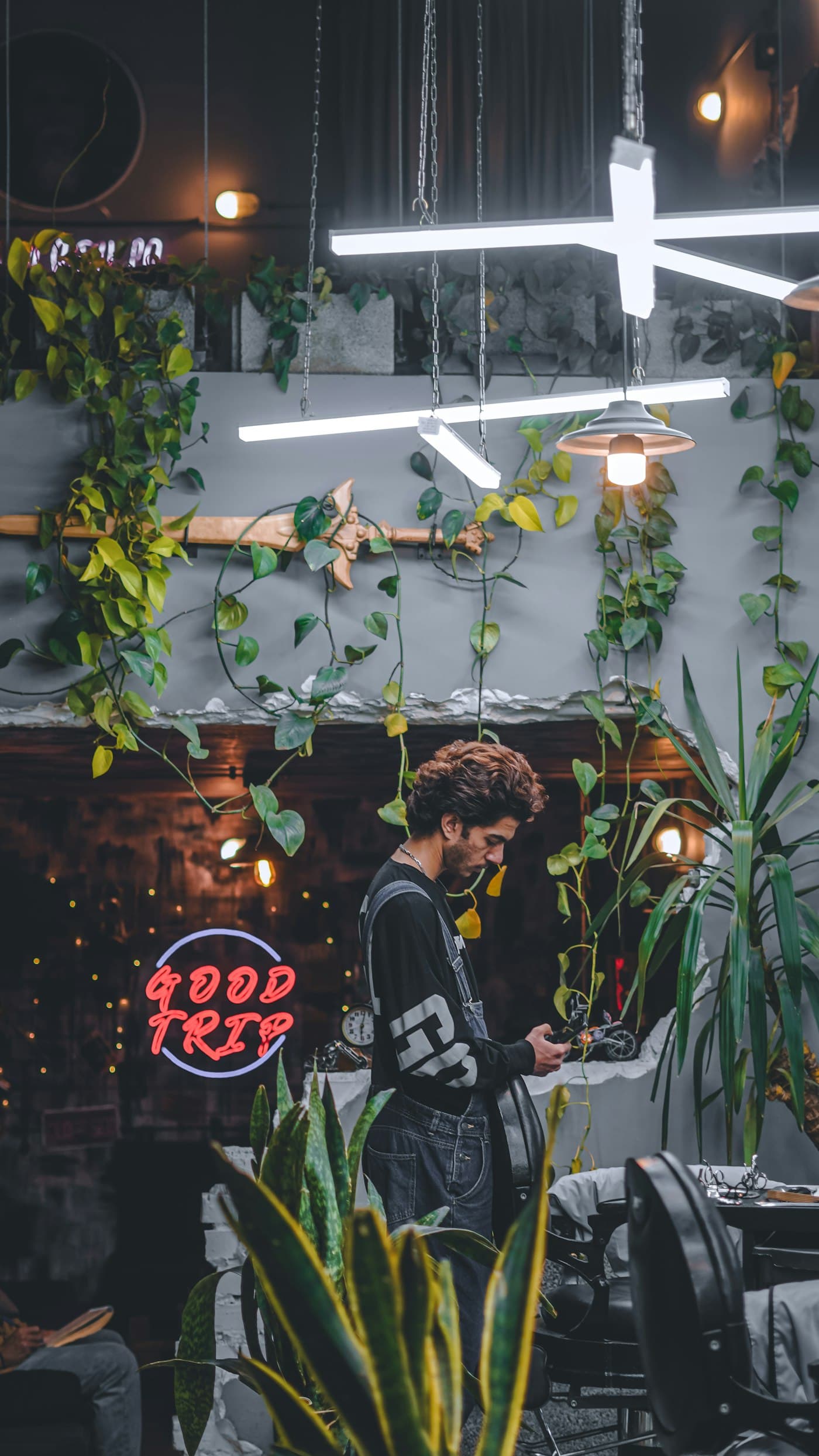 Барбер и клиент в премиальном интерьере